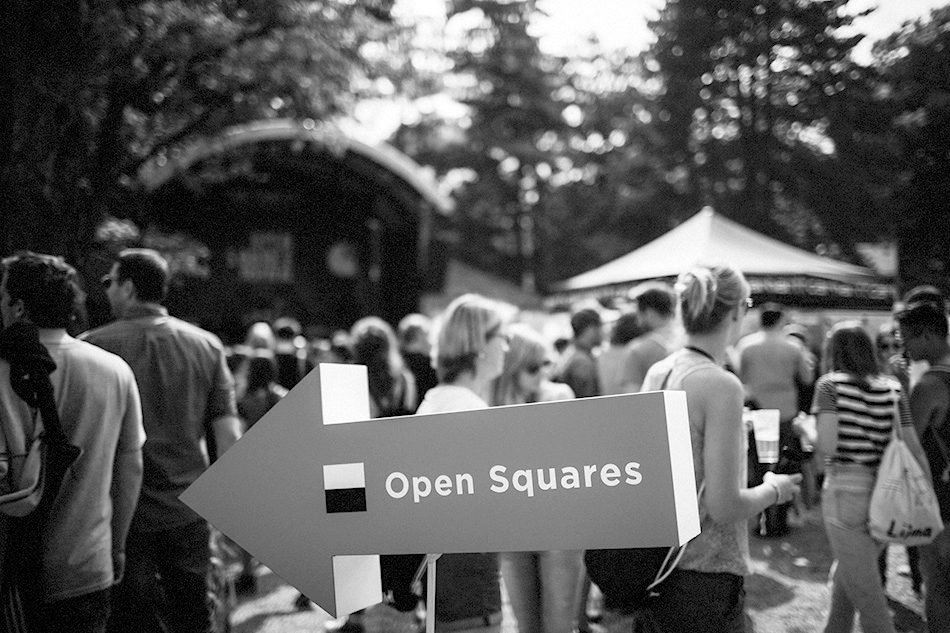 Ein Wegweiser zu den Open Squares auf dem Open Source Festival